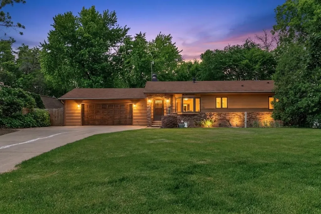 7712 Riverdale Drive N Brooklyn Park MN 55444