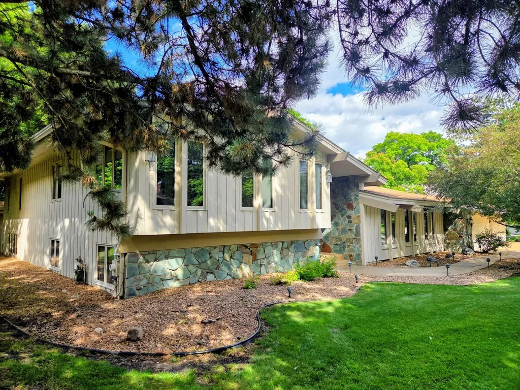 7105 Gleason Road Edina MN 55439