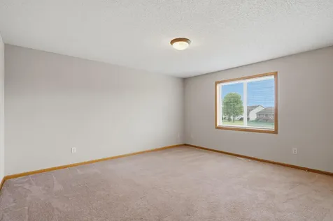 4104 Jarmann Lane Shakopee MN 55379