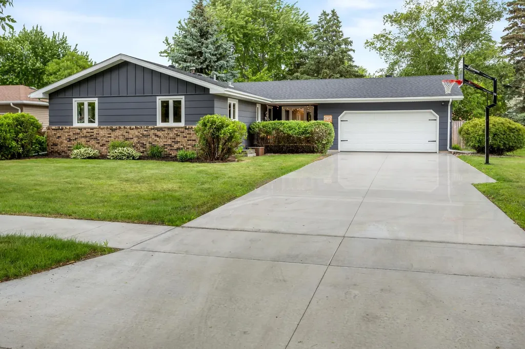 2849 Hickory Street N Fargo ND 58102