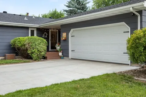 2849 Hickory Street N Fargo ND 58102