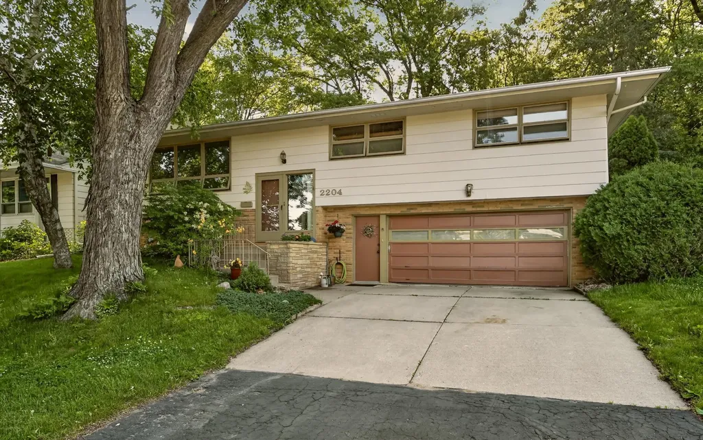2204 11th Avenue NW Rochester MN 55901