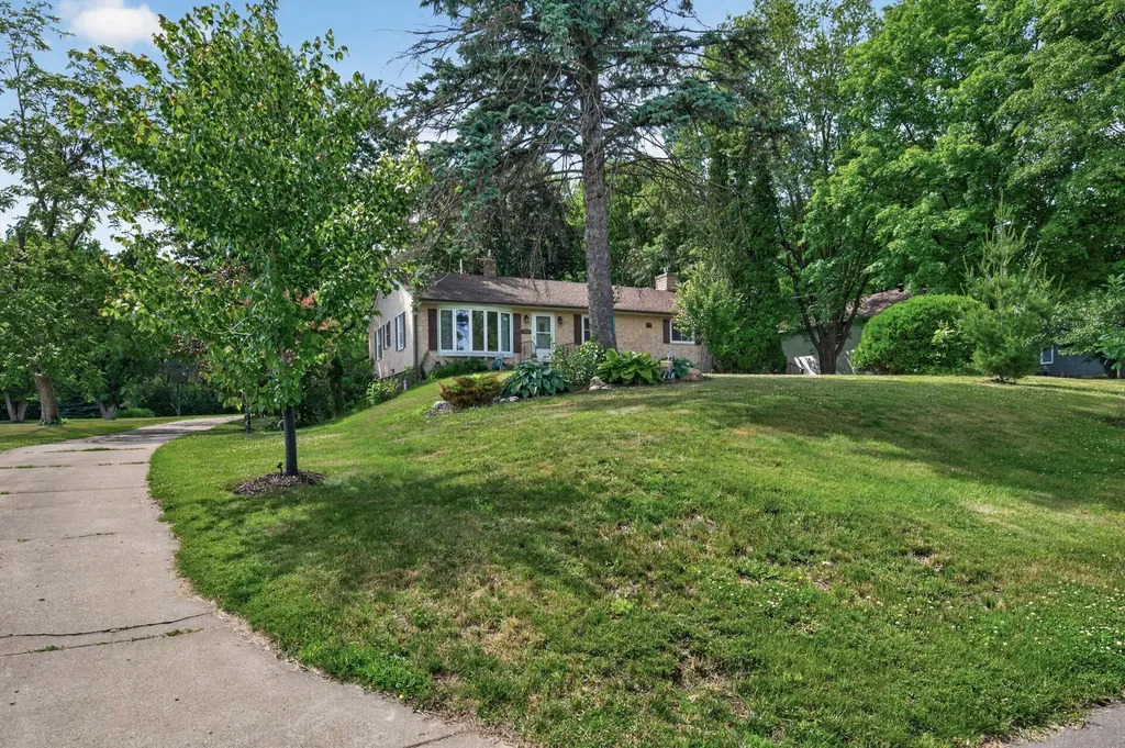 2559 Clarence Street Maplewood MN 55109