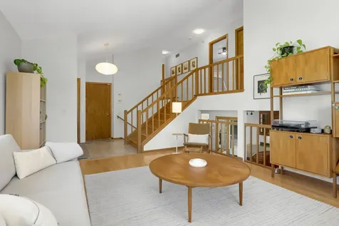 8713 Lakeview Circle Bloomington MN 55438