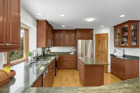 8713 Lakeview Circle Bloomington MN 55438