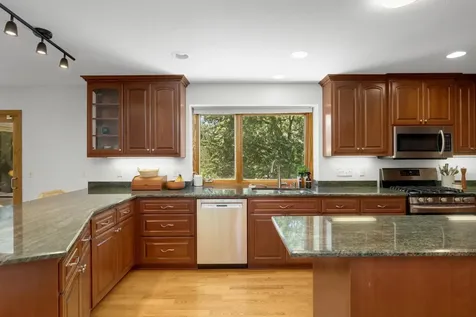 8713 Lakeview Circle Bloomington MN 55438