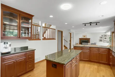 8713 Lakeview Circle Bloomington MN 55438