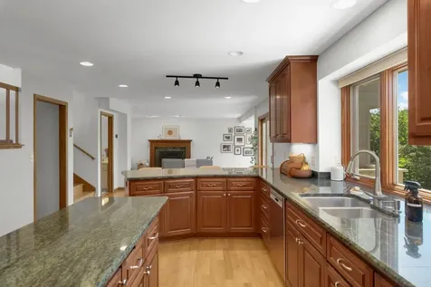 8713 Lakeview Circle Bloomington MN 55438