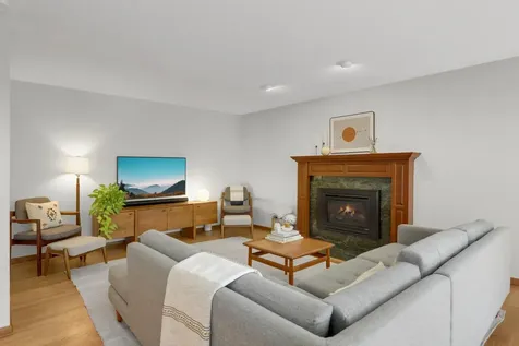 8713 Lakeview Circle Bloomington MN 55438