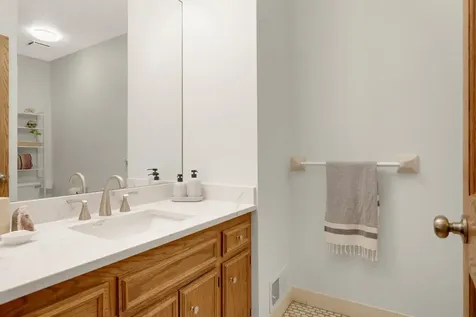 8713 Lakeview Circle Bloomington MN 55438