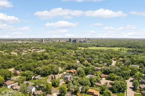 8713 Lakeview Circle Bloomington MN 55438