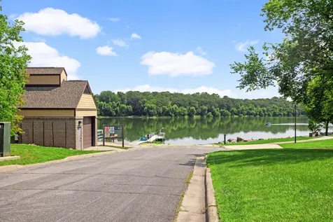8713 Lakeview Circle Bloomington MN 55438