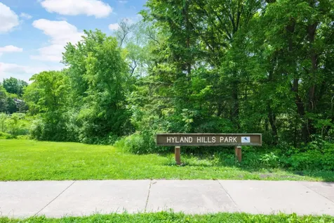 8713 Lakeview Circle Bloomington MN 55438