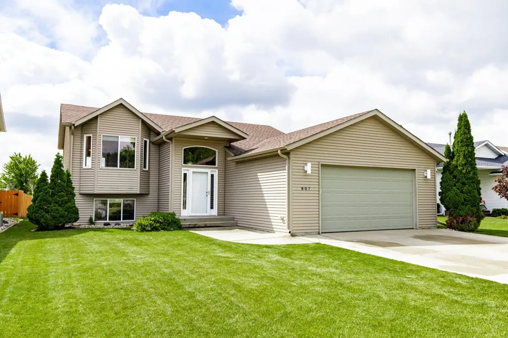 807 16th Avenue W West Fargo ND 58078