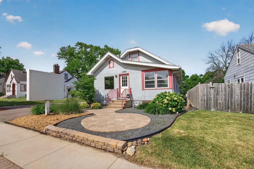 1069 S Robert Street West Saint Paul MN 55118