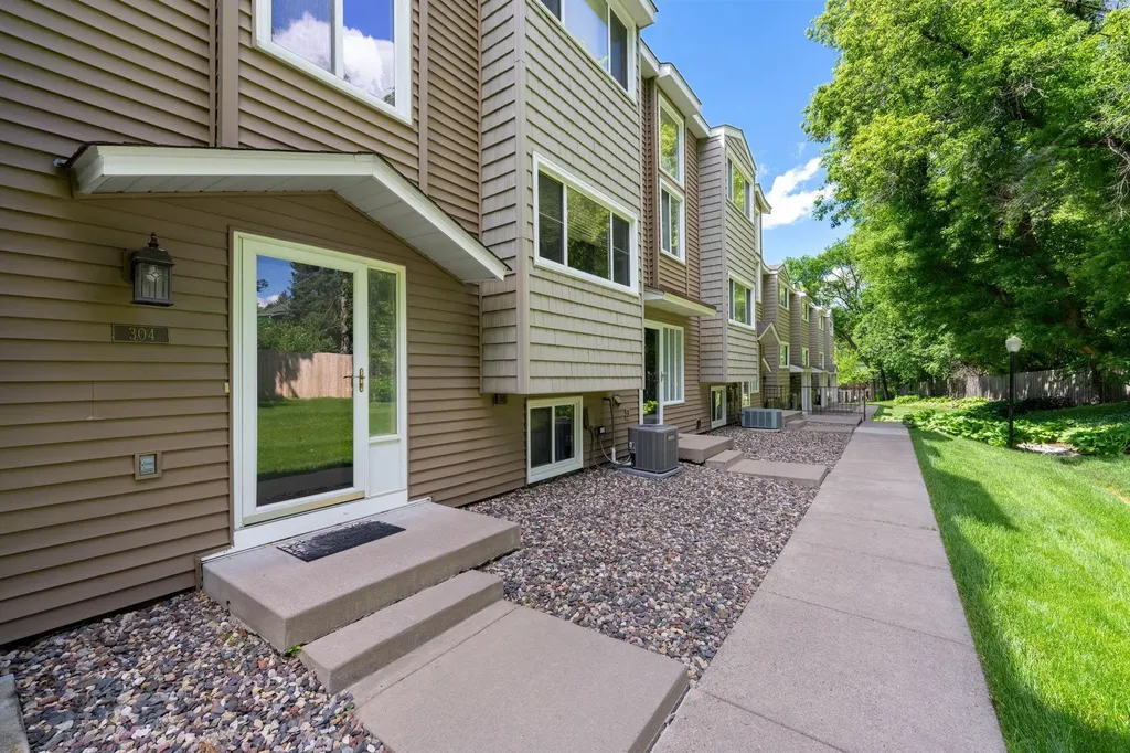 304 Pondridge Circle Wayzata MN 55391