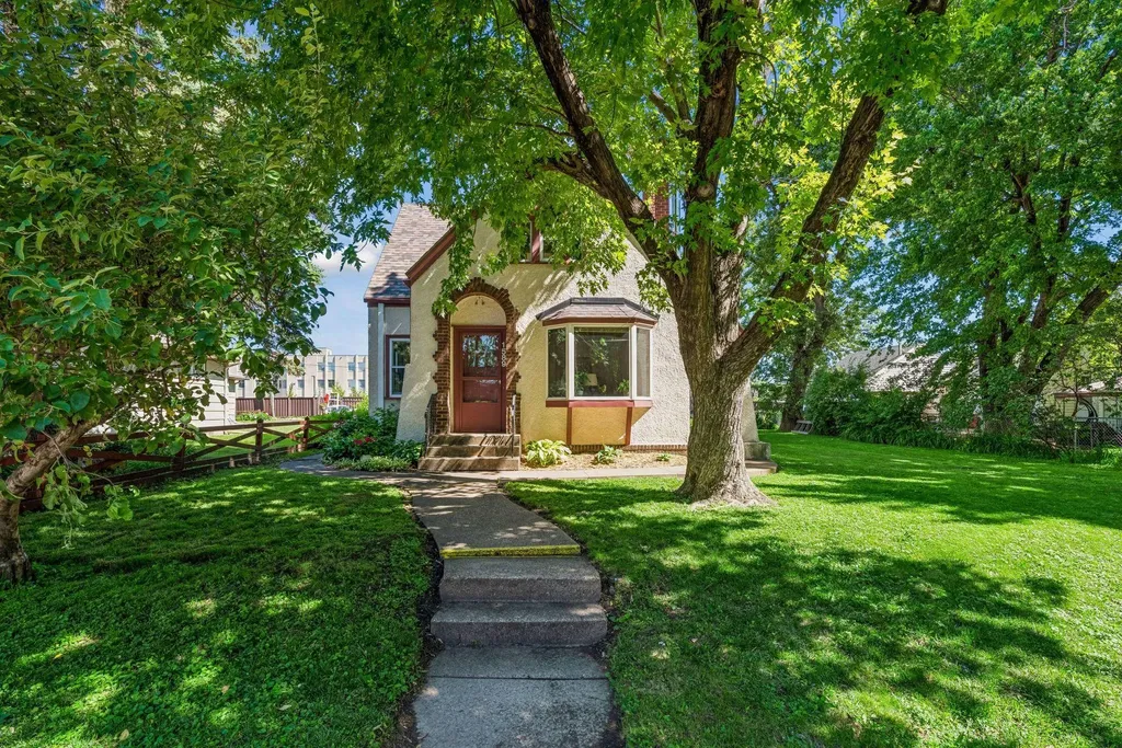 1589 Hollywood Court Falcon Heights MN 55108