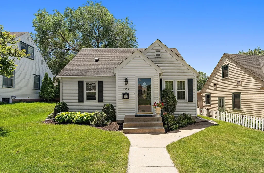 1954 Saunders Avenue Saint Paul MN 55116