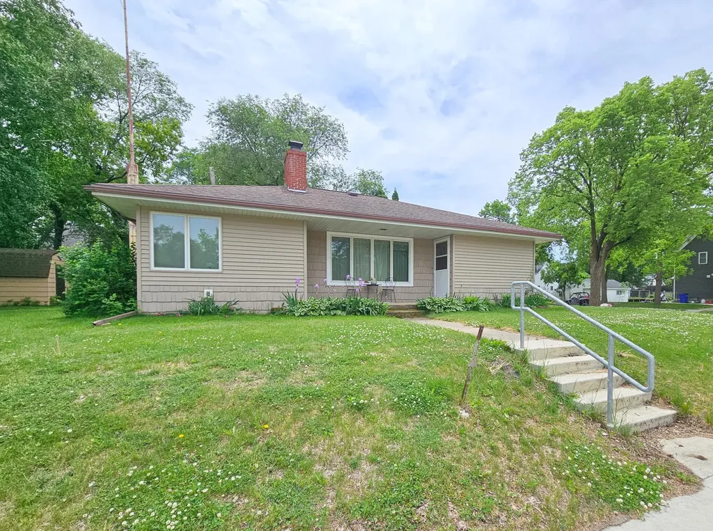 621 10th Avenue Clarkfield MN 56223