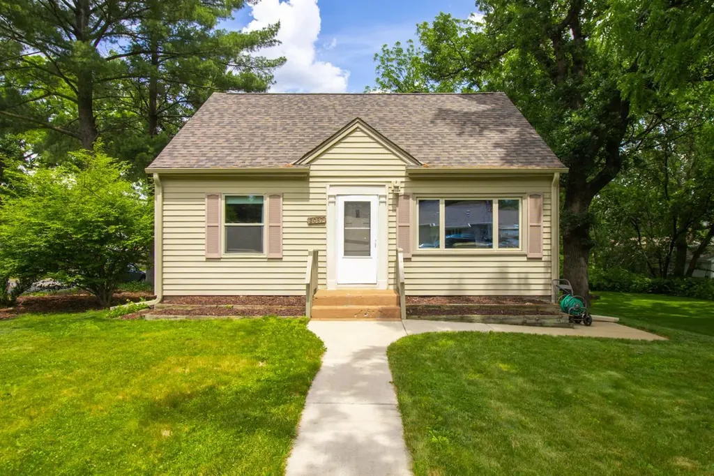 2087 Eldridge Avenue E North Saint Paul MN 55109