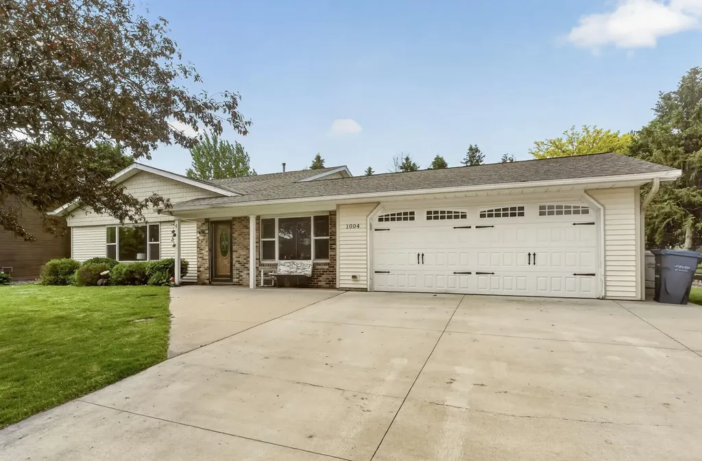 1004 6th Street NW Dodge Center MN 55927