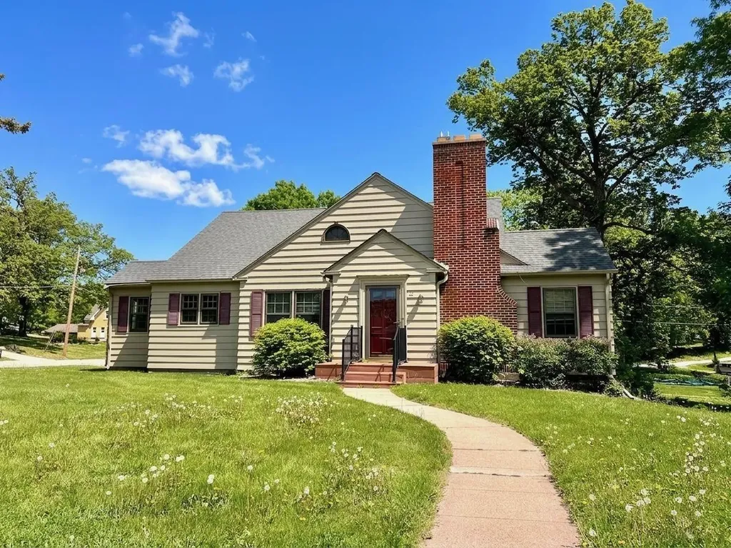 26 Birch Street NE New London MN 56273