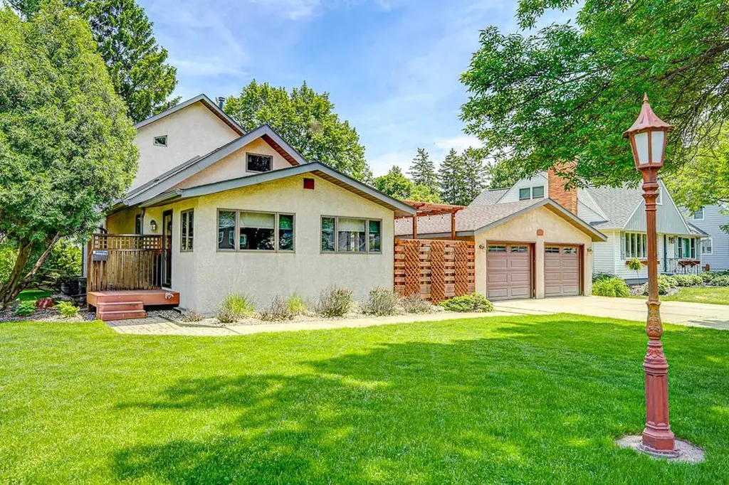 2702 Reardon Place North Saint Paul MN 55109