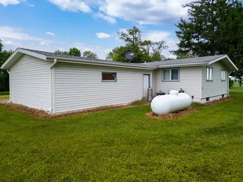 25975 630th Avenue Alden MN 56009