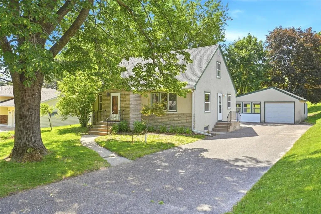 568 Shryer Avenue W Roseville MN 55113