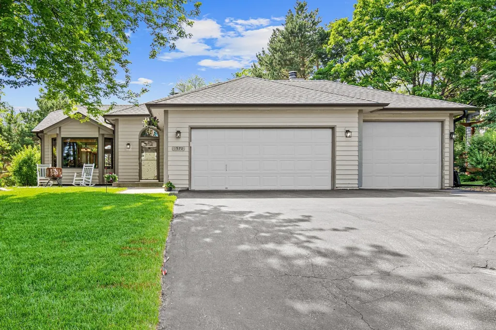 1570 Lakeview Curve Eagan MN 55122