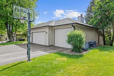 1570 Lakeview Curve Eagan MN 55122
