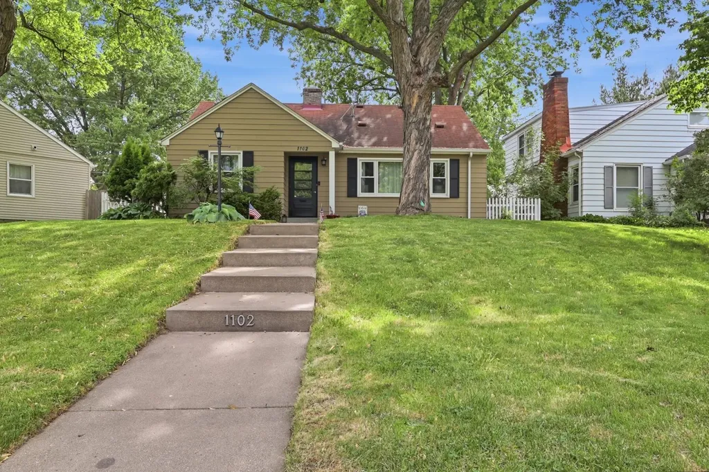 1102 Delaware Avenue West Saint Paul MN 55118