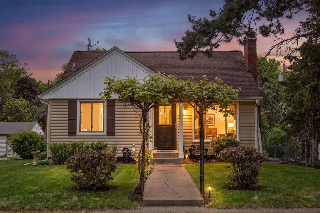 2744 Zenith Avenue N Robbinsdale MN 55422