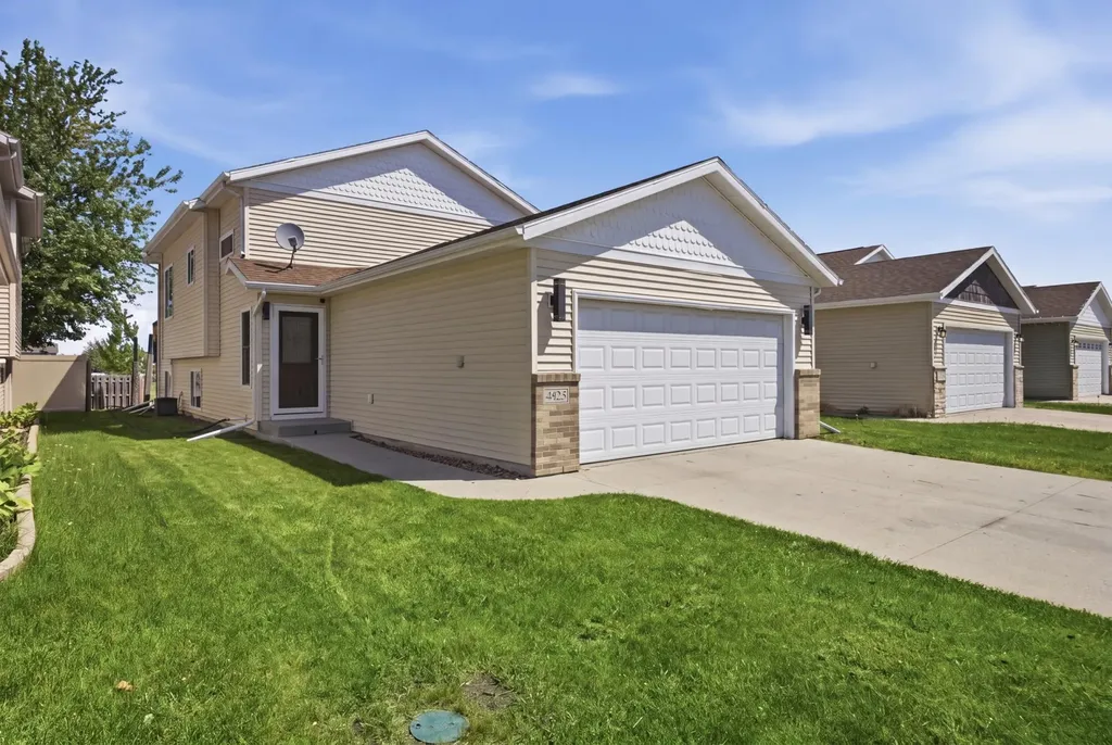 4825 50th Avenue S Fargo ND 58104