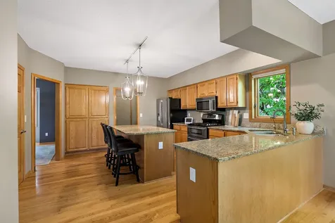 8879 Sylvan Ridge Eden Prairie MN 55347