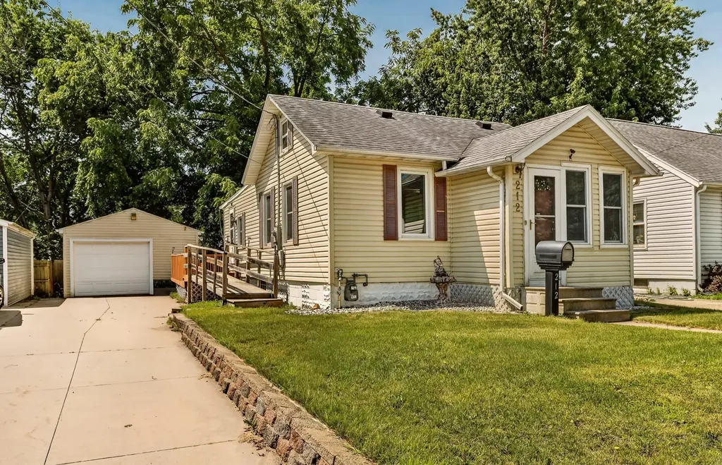 212 10 1/2 Street SE Rochester MN 55904