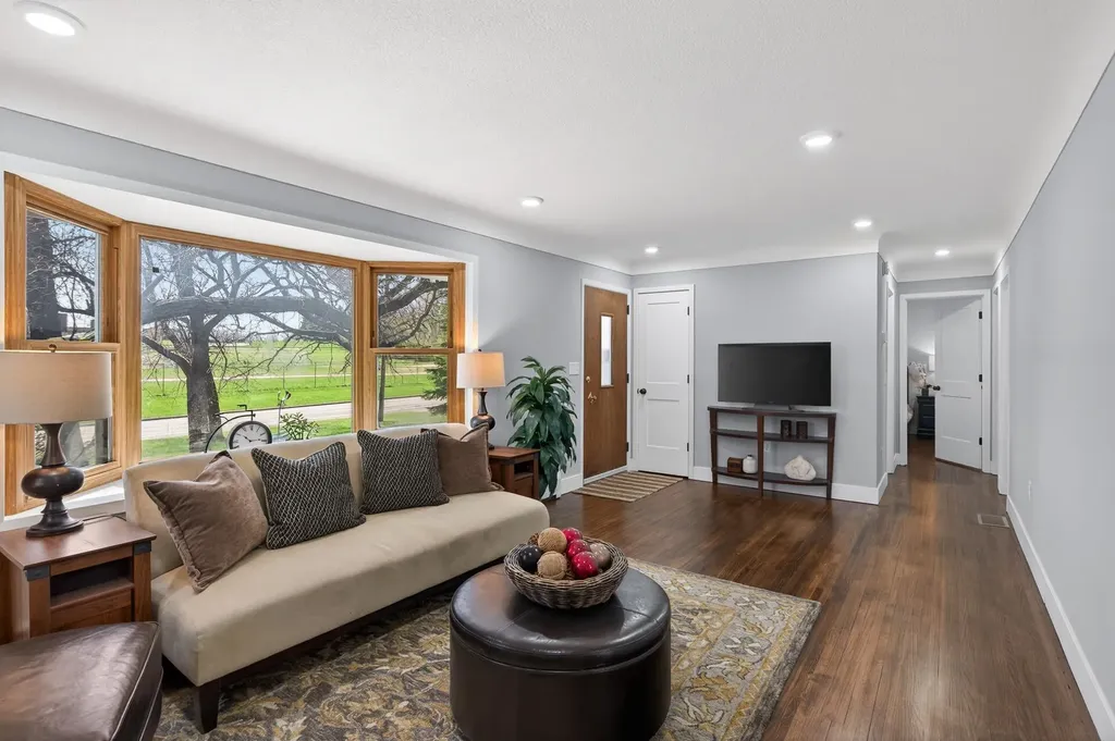 31 Demont Avenue E Little Canada MN 55117