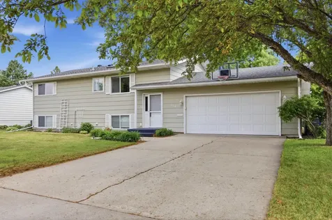 630 Appletree Lane Moorhead MN 56560