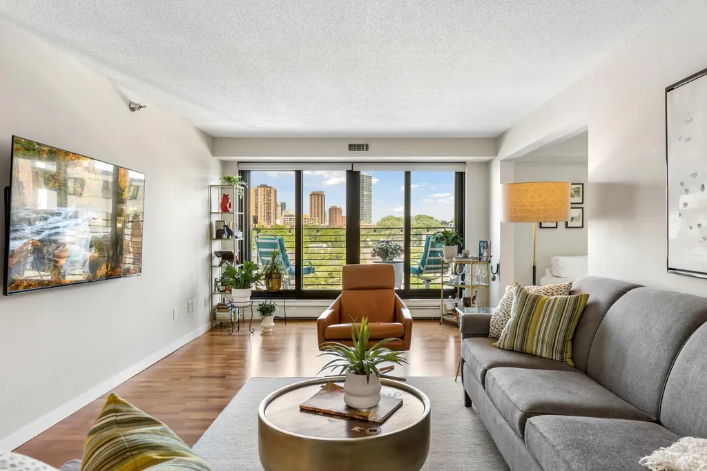 52 Groveland Terrace Minneapolis MN 55403