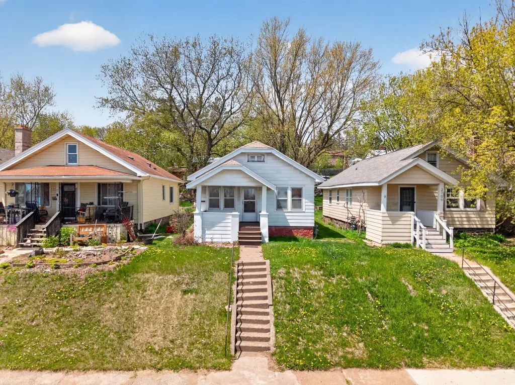 2711 W 9th Street Duluth MN 55806