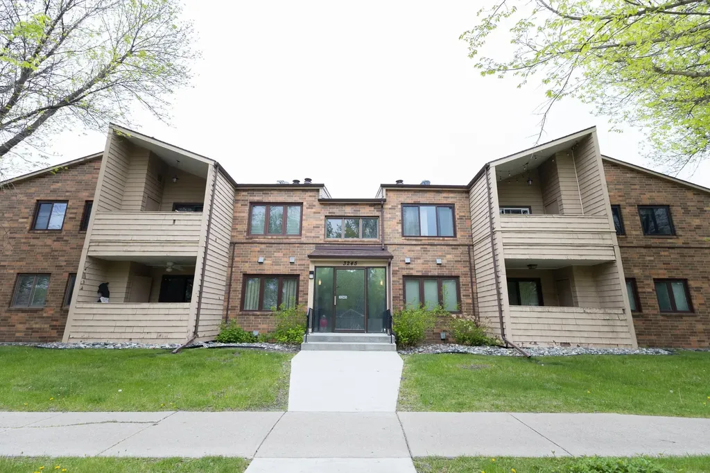 3245 17th Avenue S Fargo ND 58103