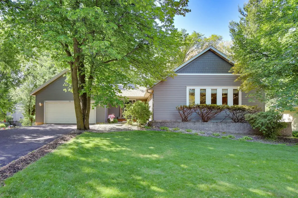 140 Dahlia Street Mahtomedi MN 55115