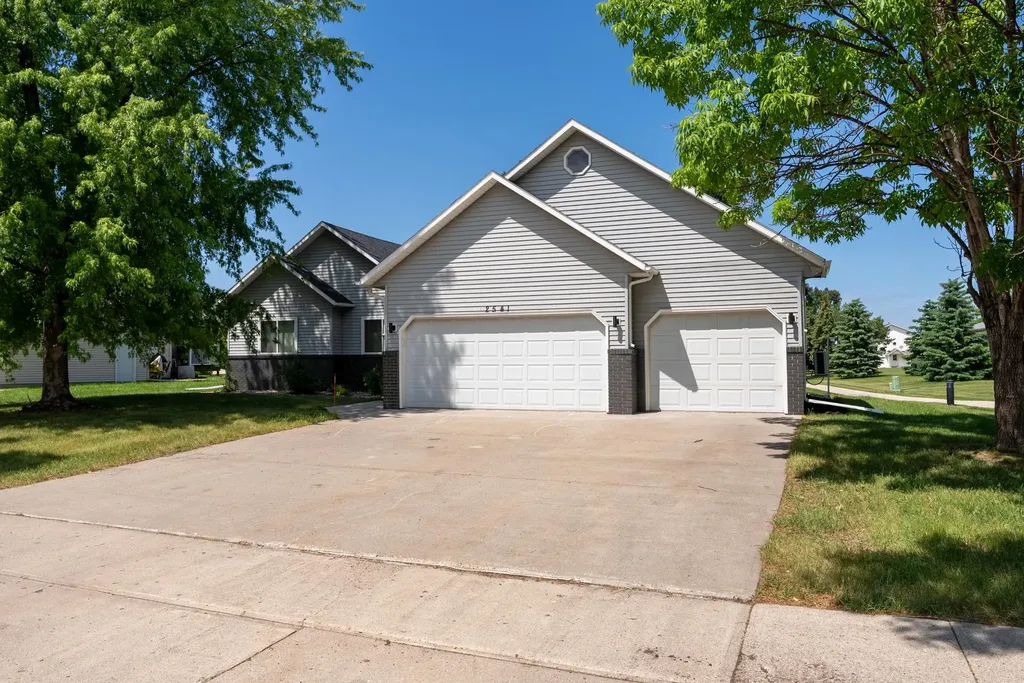 2541 S 26th Avenue S Fargo ND 58103
