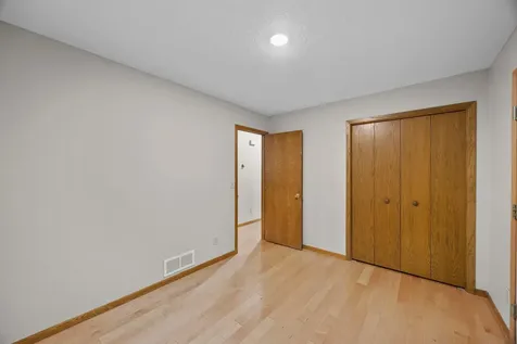 1332 2nd Avenue SE Cambridge MN 55008