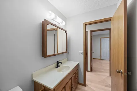 1332 2nd Avenue SE Cambridge MN 55008