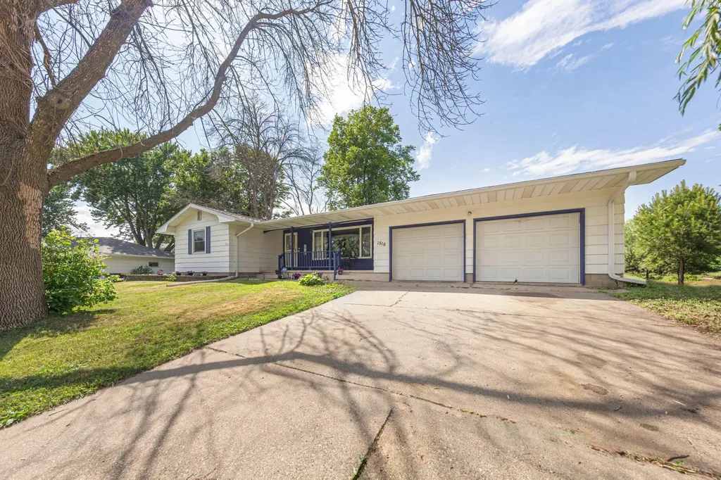 1516 Wellington Crescent Faribault MN 55021