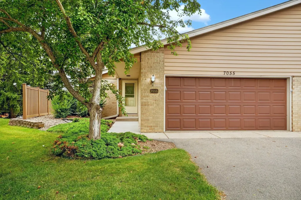 7055 Robinwood Trail Woodbury MN 55125