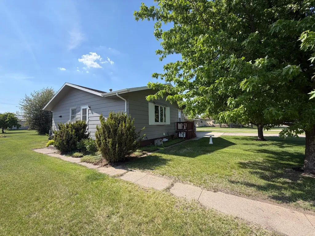 405 S 3rd Street Oakes ND 58474