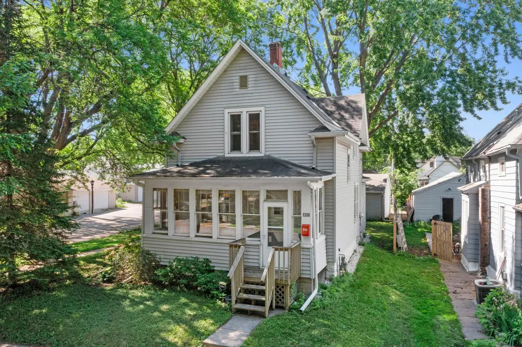 922 Armstrong Avenue Saint Paul MN 55102