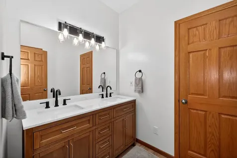 8018 Aquarius Drive Fargo ND 58104